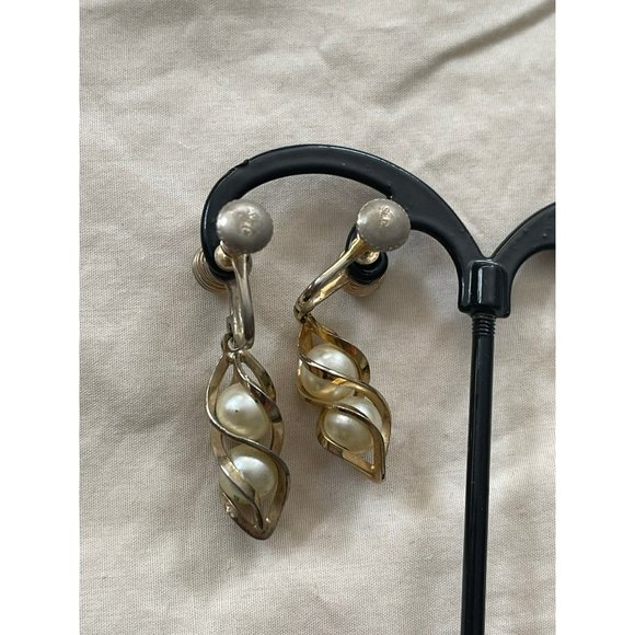 Antique/Vintage Antiqued Gold Tone Spiral Caged Dbl Pearl Screw-On Clip Earrings - Picture 7 of 11
